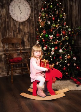 oyuncak at üstünde küçük kız