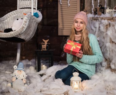 Noel hediye kutusu ile kız