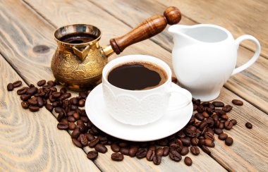 kahve çekirdekleri, süt kabı ve Türk kahve fincanı ahşap b