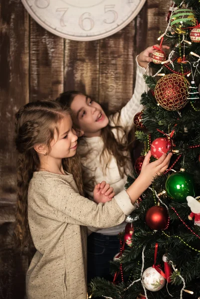 Krásné dívky, zdobení vánočního stromu — Stock fotografie