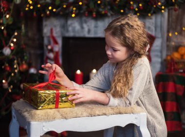 Noel hediye kutusu ile kız