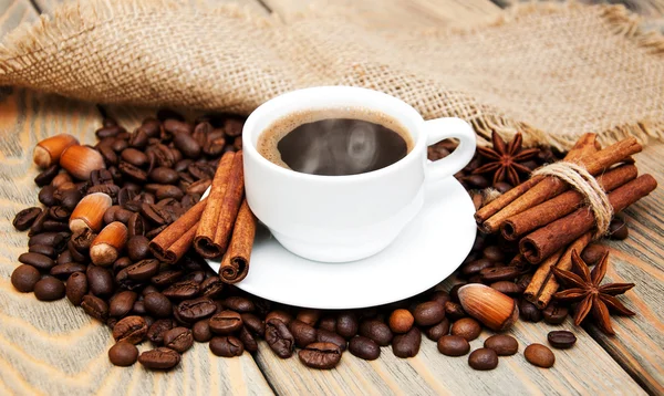 Coffee cup and coffee beans — Stock Photo, Image