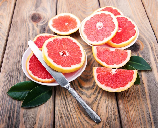 Grapefruits mit Messer — Stockfoto