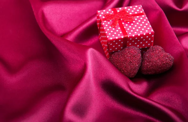 Rode zijde stof achtergrond en geschenk doos — Stockfoto