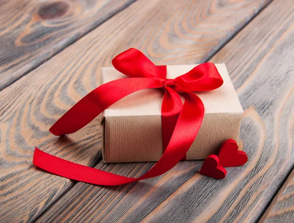 Caja de regalo y corazones — Foto de Stock