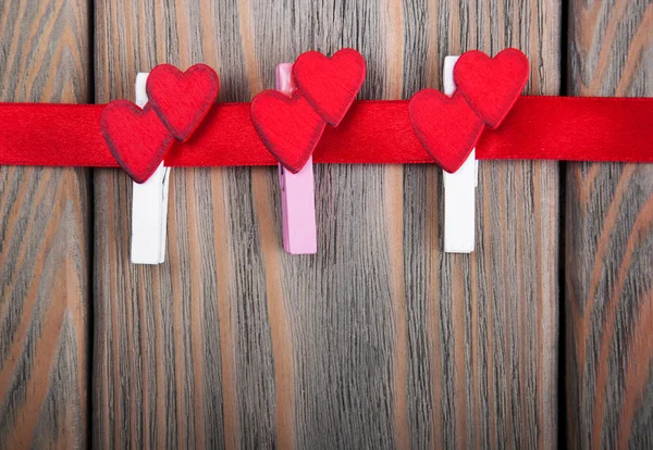 Špendlíky s červeným srdcem — Stock fotografie