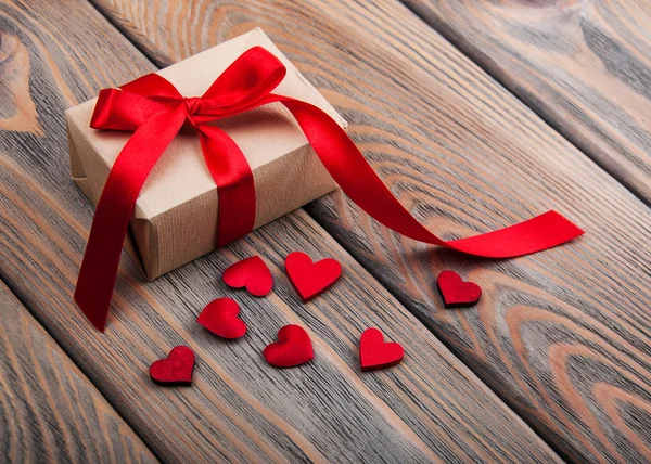 Подарочная коробка и сердца — стоковое фото