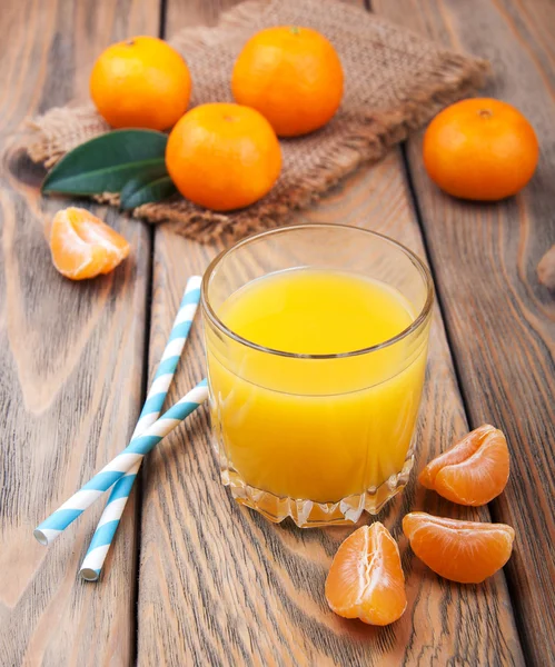 Свежий цитрусовый сок и мандарины — стоковое фото