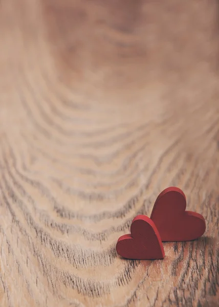 Harten op een houten achtergrond - vintage toning — Stockfoto