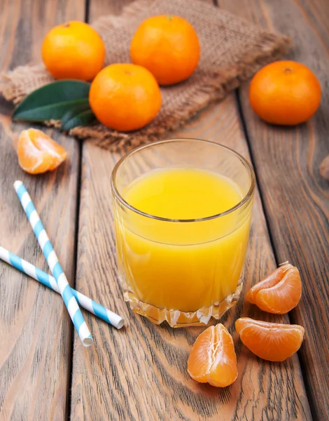 Färsk citrus juice och tangeriner — Stockfoto