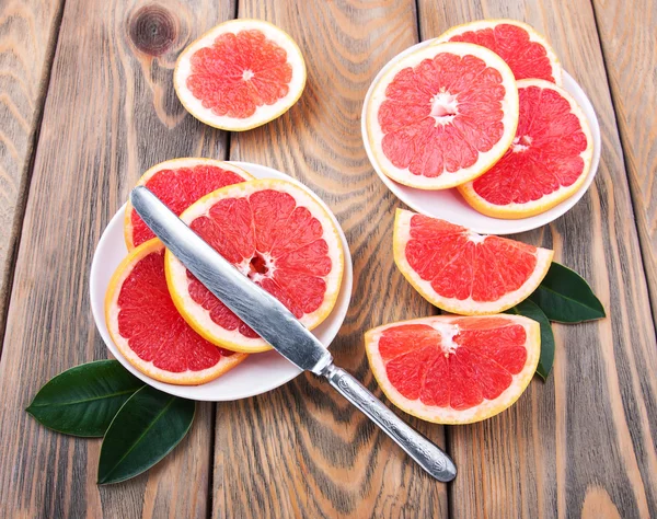 Грейпфруты с ножом — стоковое фото