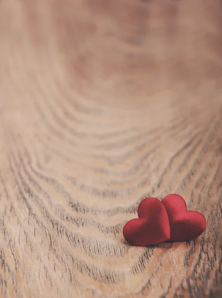 Сердца на деревянном фоне - винтажный тонинг — стоковое фото