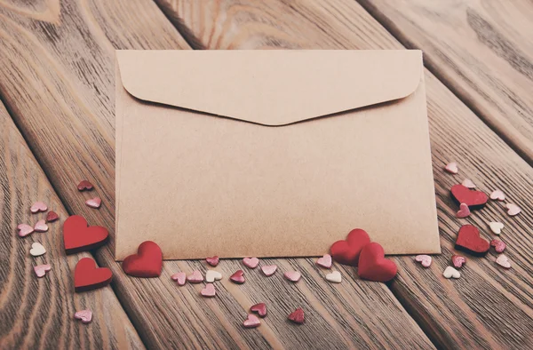 Envelope com corações vintage tonificação — Fotografia de Stock