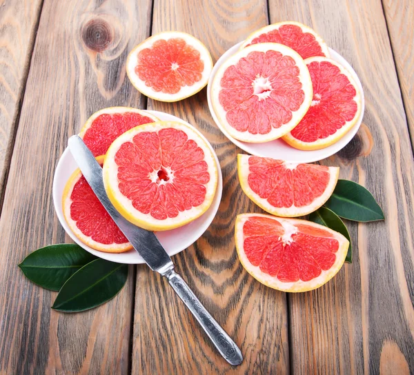 Grapefruits mit Messer — Stockfoto