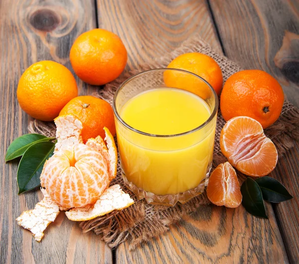 Färsk citrus juice och tangeriner — Stockfoto