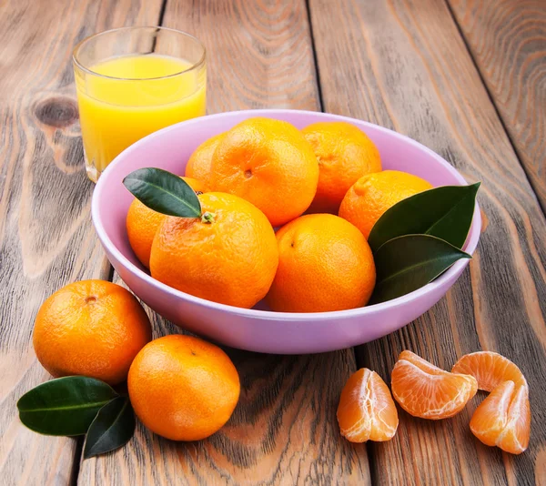 Fresh citrus juice and tangerines — Stock Photo, Image