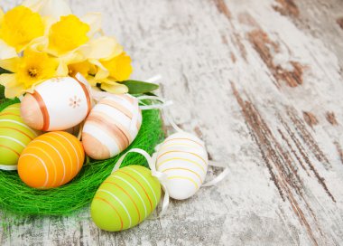 Çiçekli bir yuvada paskalya yumurtaları