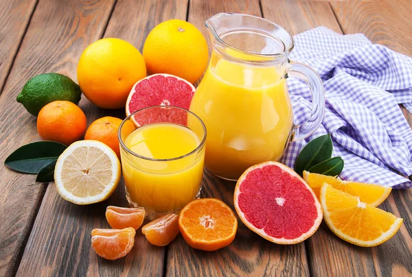 Świeży sok z owoców cytrusowych — Zdjęcie stockowe