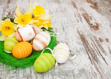 Çiçekli bir yuvada paskalya yumurtaları
