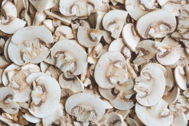 Genç şampiyon mantarları, dilimlenmiş tabaklar, arka plan