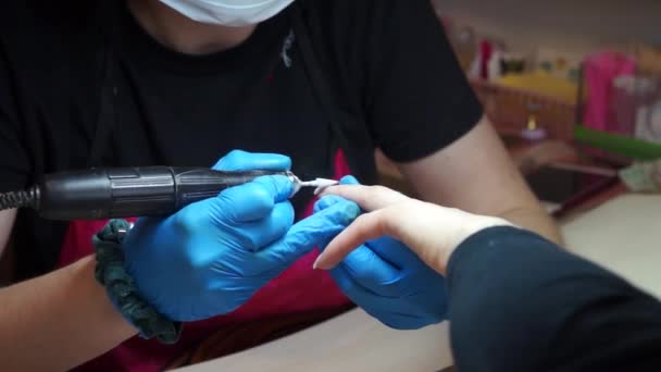 美容师用硬体方法把旧的凝胶从钉子上取下来 — 图库视频影像