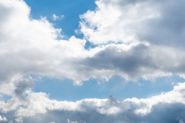 Parlak güneşli bir günde, beyaz bulutlu ve tavan pencereli mavi bir gökyüzü, yumuşak bir odak