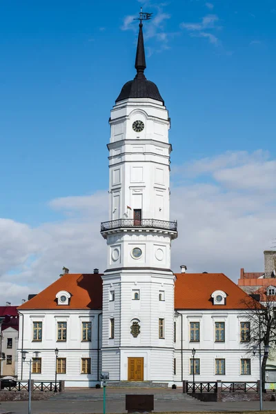 Mogilev, Belarus - 20 Mart 2021: Mogilev 'deki güzel eski belediye binası. Yenilenmiş eski bina.