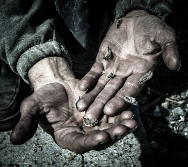 Sertleştirilmiş adam ellerini ve hassas tırtıllar