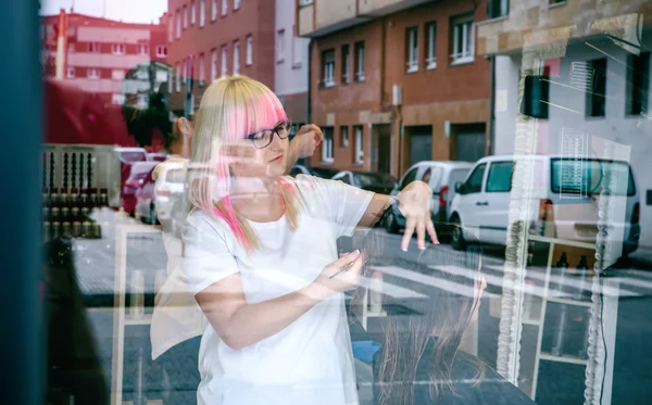 Peluquería mujer corte de pelo mujer en salón de belleza — Foto de Stock