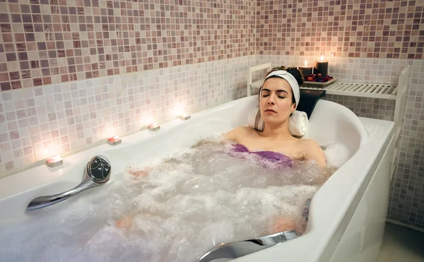 Mujer acostada en bañera haciendo tratamiento de hidroterapia — Foto de Stock