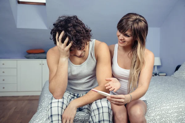 Mujer mostrando prueba de embarazo al hombre preocupado — Foto de Stock