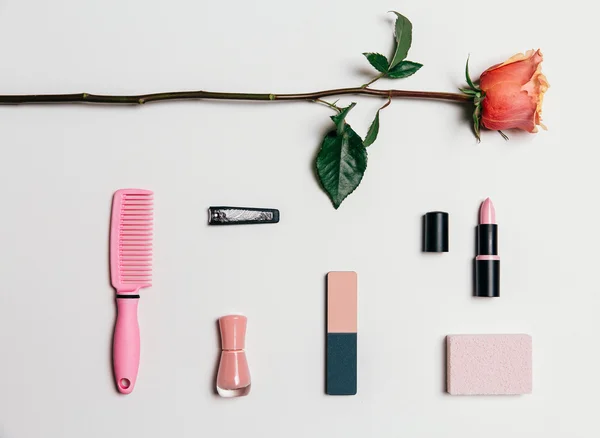 Feminina tillbehör i rosa toner över vit bakgrund — Stockfoto