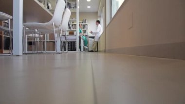 Doktor ve cerrah tarafından acil durum bildirim çalışan