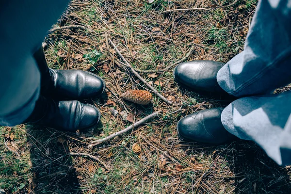 Ovanifrån av ledande par ben över gräs — Stockfoto