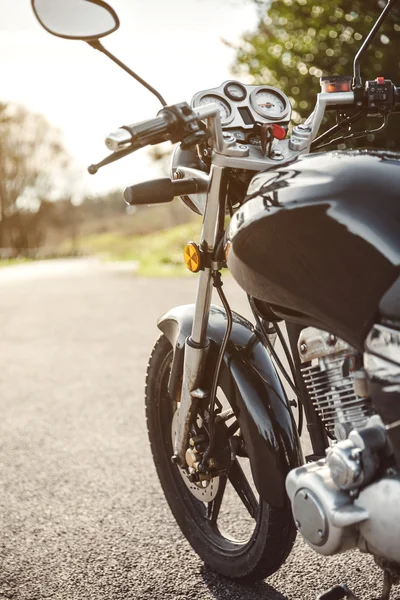 Černá motocykl na silnici nad přírodní pozadí — Stock fotografie