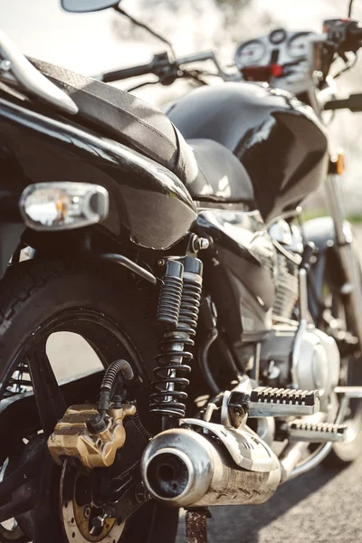 ショックアブソーバーと黒いオートバイの排気管 — ストック写真