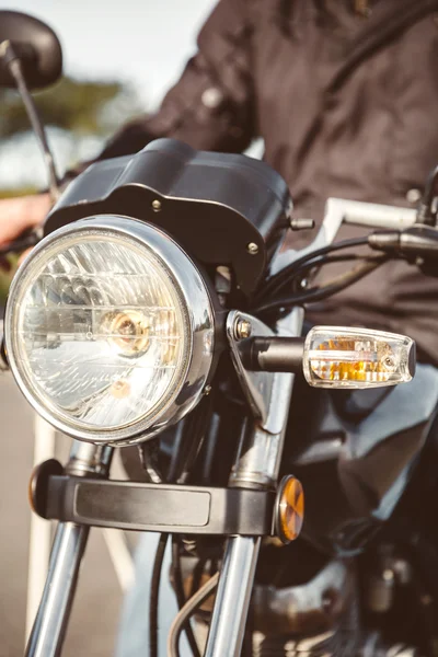 Faróis de motocicleta com direção de homem sênior — Fotografia de Stock