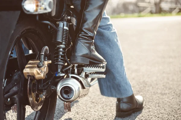 Casal sentado sobre moto pronto para ir — Fotografia de Stock