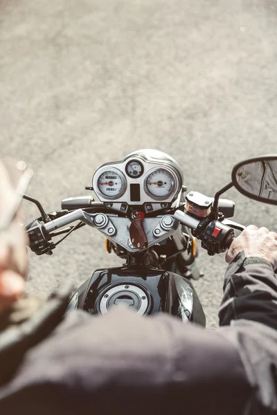 Senior homem dirigindo motocicleta na estrada — Fotografia de Stock