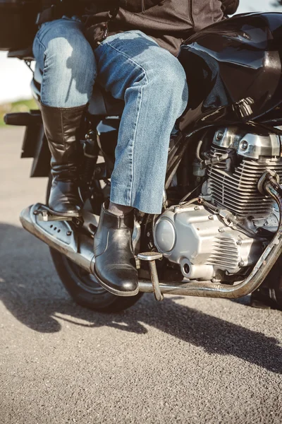 Casal sentado sobre moto pronto para ir — Fotografia de Stock