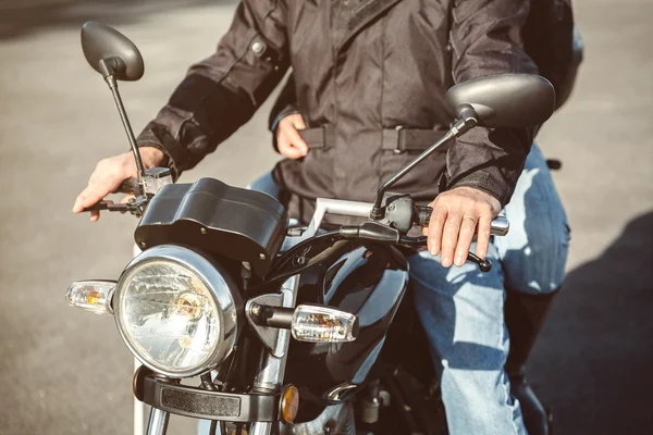 Старший управляющий мотоциклом на дороге — стоковое фото