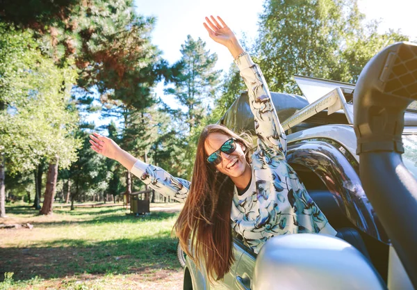 창 자동차를 통해 팔을 올리는 행복 한 여자 — 스톡 사진
