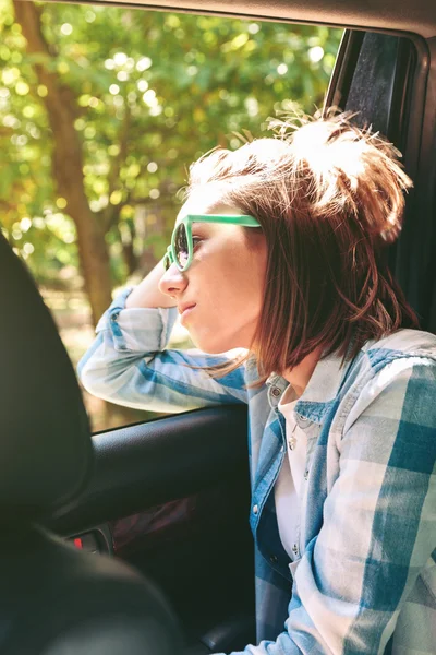 Jonge vrouw landschap kijkend naar de venster-auto — Stockfoto