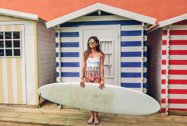 Young surfer woman with top and bikini holding surfboard — Stock Photo, Image