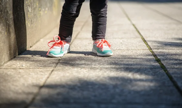 Little girl with sneakers and leggins training outdoors — Stock Photo, Image