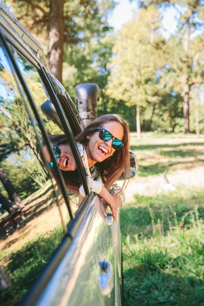 창 자동차를 통해 다시 찾고 행복 한 젊은 여자 — 스톡 사진