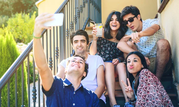 Young happy people taking a selfie with smartphone — Stock Photo, Image