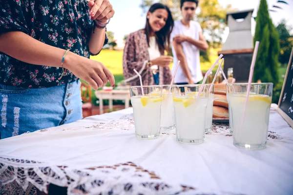 Amis à table avec de la limonade fraîche s'amuser — Photo