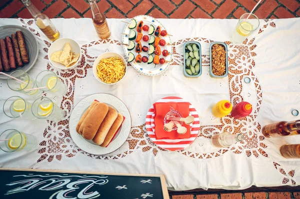 Tavolo con cibi e bevande nella festa estiva — Foto Stock