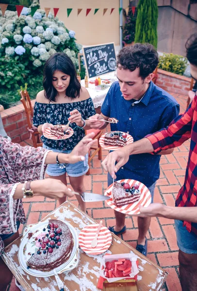Freunde essen Kuchen und haben Spaß bei Party — Stockfoto